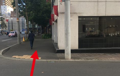 お店の目印の赤い旗が見え