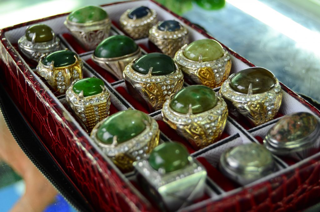 翡翠とキツネ石の違いってなに?見分け方を解説 RITZ GLANDE|札幌のジュエリー修理・リフォーム・リペア専門店 翡翠とキツネ石の違いってなに?見分け方を解説 RITZ GLANDE|札幌のジュエリー修理・リフォーム・リペア専門店