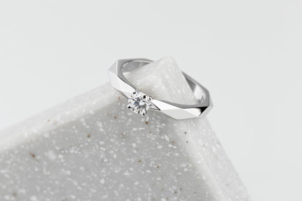 一粒ダイヤの指輪のデザインを紹介！普段使いに向いているタイプとは 