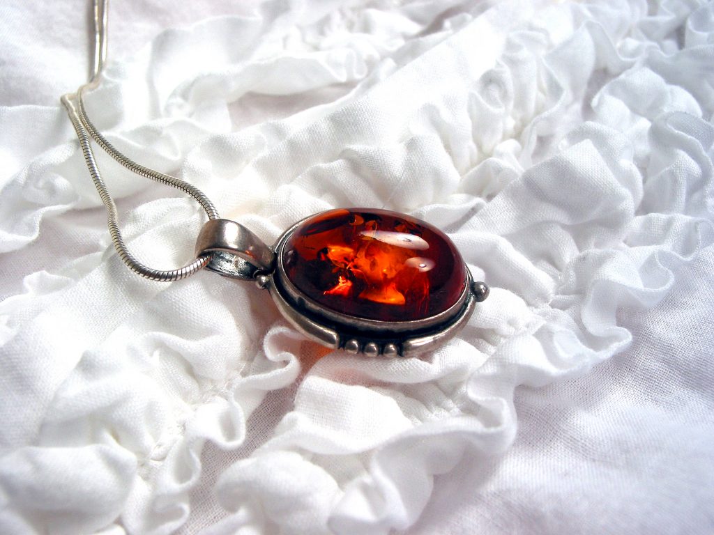 ネックレスとペンダントの違いを解説！モチーフの種類と意味も紹介 RITZ GLANDE｜札幌のジュエリー修理・リフォーム・リペア専門店