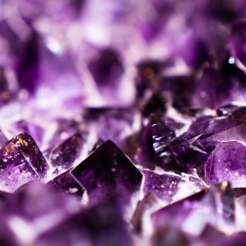神秘の天然石、紫水晶石アメジストの魅力｜意味・種類・パワーストーン効果・風水まで徹底解説