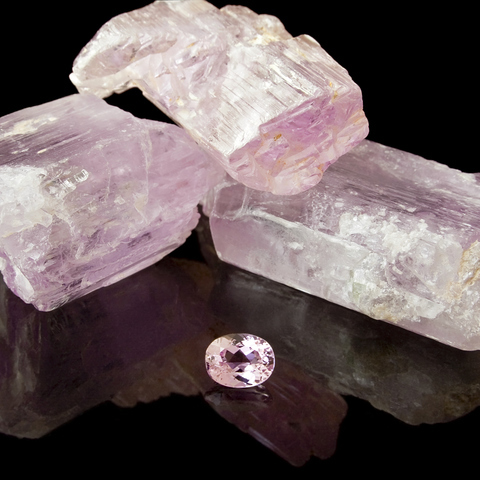 クンツァイトを徹底解説！愛のエネルギー溢れる宝石の魅力