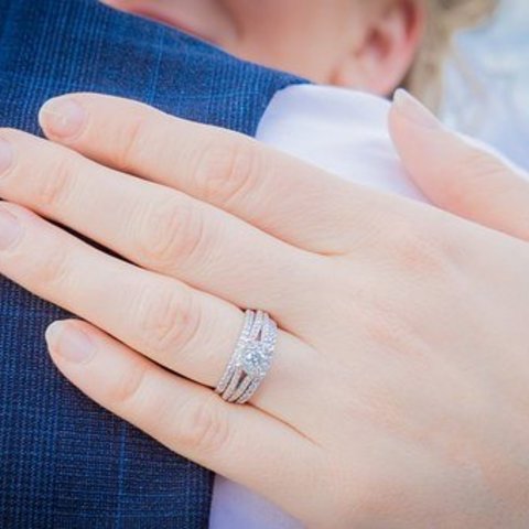 婚約指輪は結婚後いつまで付けているもの？そのあとの使い道は？